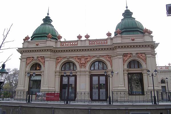 The Kursalon is a neo-Renaissance spa pavilion located in the Wiener Stadtpark (Vienna City Park). The spa, with healing mineral waters, opened in 1867 and is still a popular place for concerts, dancing, club meetings, and congresses.