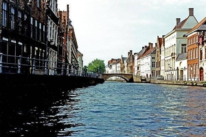 A bridge over a quiet Brugge canal.