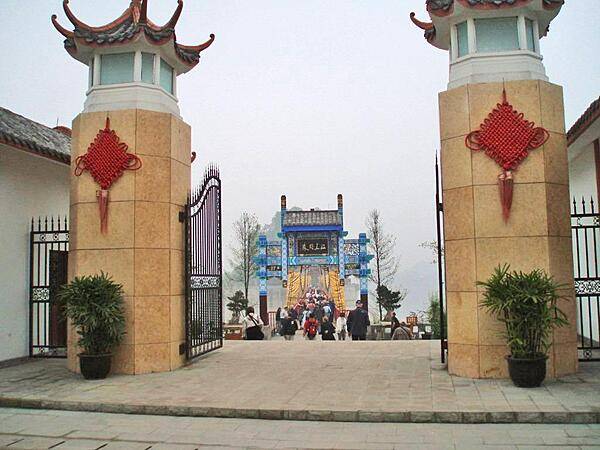 Entranceway to the Shibaozhai complex via a swinging foot bridge.
