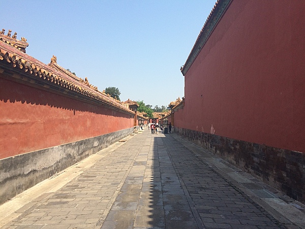 An imposing walkway gives an idea of the immensity of the Forbidden City in Beijing.