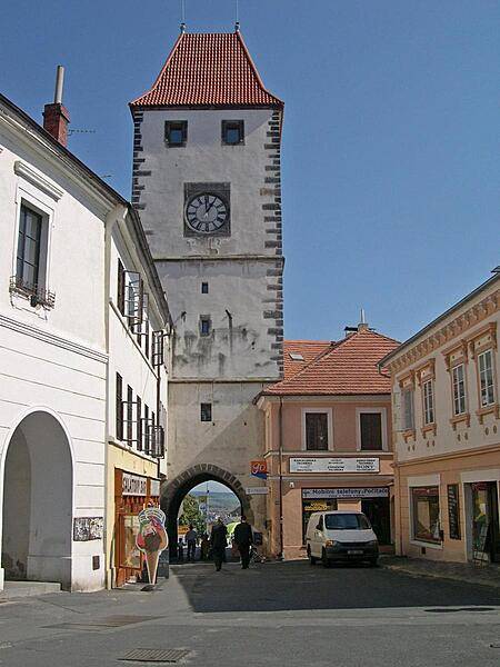 The Prague Gate in the town square of Melnik dates from 1500 when the portal was part of an old medieval fortress. Today its lower floor is a café.