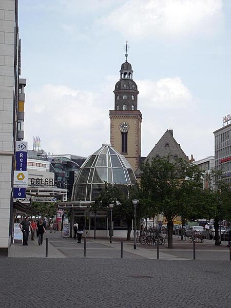An area of the Hauptwache plaza in Frankfurt. In the background is St. Catherine's Church.