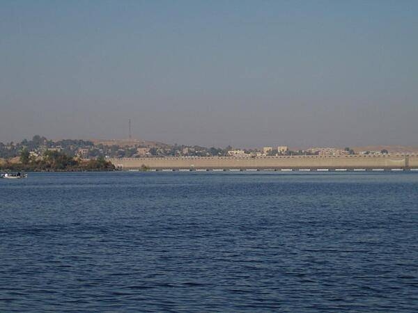 The old dam in Aswan was built by the British between 1898 and 1902 using blocks of granite. It can hold up to 5.35 billion cu m (7 billion cu yd) of water.