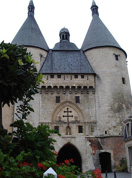 The Graffe Gate is one of the oldest remaining parts of Nancy's fortifications. It was erected in the 14th century, and its towers were used as prisons for many years. Its bell also formerly tolled the curfew. The facade displays a distinctive Lorraine Cross, since the city was the former capital of the Duchy of Lorraine.