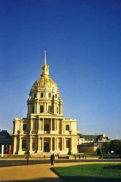 The Eglise du Dome is the church at the building complex named Les Invalides in Paris. Containing a hospital and retirement home for war veterans, the site also consists of museums and monuments relating to the military history of France.