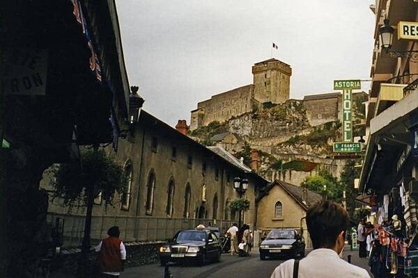 The Chateau fort de Lourdes, which overlooks the town, occupies a strategic position in the Pyrenees. Parts of the structure date back to Roman times.