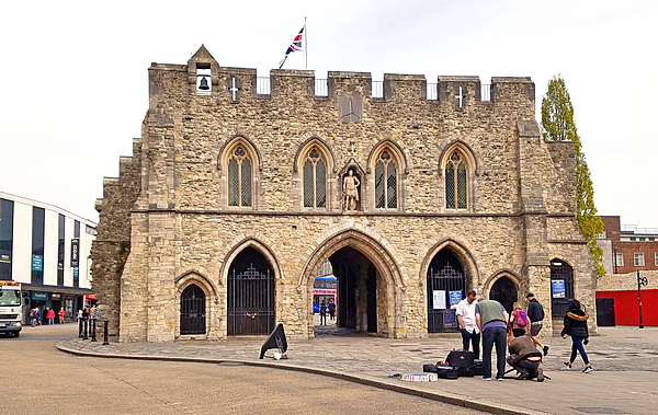 The Bargate is a medieval gatehouse in the city center of Southampton, England. Constructed in
Norman times as part of the Southampton town walls, it was the main gateway to the city.
Southampton is the largest city in southeast England with a population of 275,000 and also a major port.
