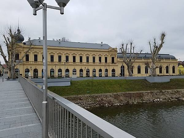 Radnicki Dom (Workers' Hall), formerly the Grand Hotel, is one of Vukovar's most famous architectural landmarks. From its opening in 1897 until its wartime destruction in 1991, it was the social and cultural center for the town's diverse population. The impetus to rebuild Workers' Hall came from the European Parliament, as part of an initiative to encourage post-conflict recovery and reconciliation through the restoration of architectural monuments destroyed in the 1991-95 war. The faithful reconstruction of the exterior, roof, and basement took two years (May 2011-April 2013) and cost €1.64 million. Fund-raising continues to rebuild the interior, estimated to cost €2.75 million.