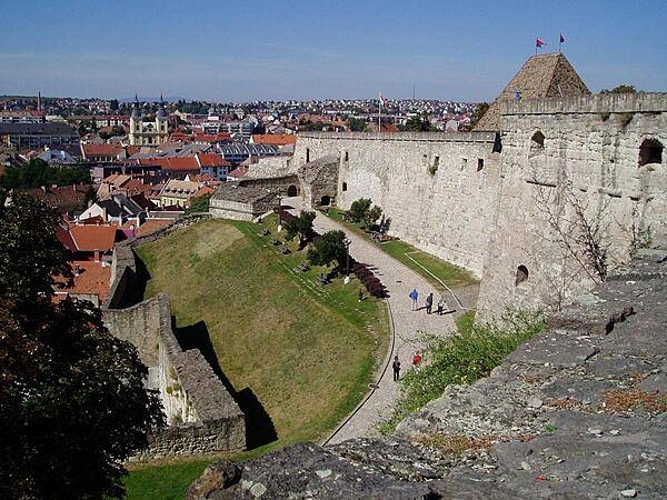 The walls of the fortress above the city of Eger.