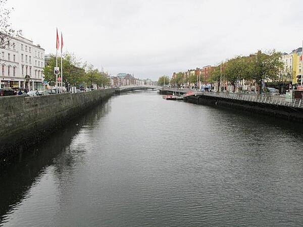 The River Liffey in Dublin divides the city into the "Northside" and the "Southside." It flows 125 km (78 mi) from the Wicklow Mountains to the Irish Sea.