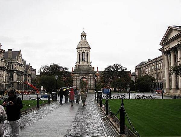 The quadrangle in Trinity College in Dublin. The college was founded in 1592 by Queen Elizabeth I.