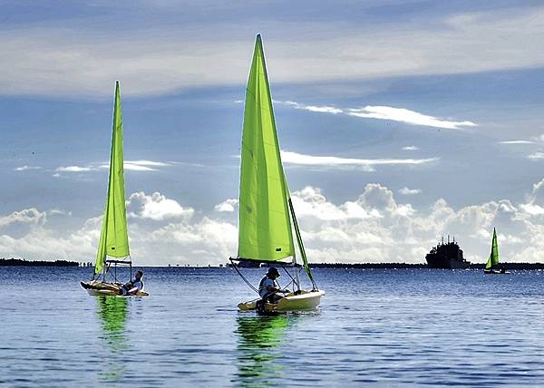 Personnel assigned to US Naval Support Facility Diego Garcia, British Indian Ocean Territory, participate in a basic sailing class in the Diego Garcia lagoon. The base Morale, Welfare, and Recreation Department sponsored the class. Photo courtesy of the US Navy/ Mass Communication Specialist 3rd Class Caine Storino.