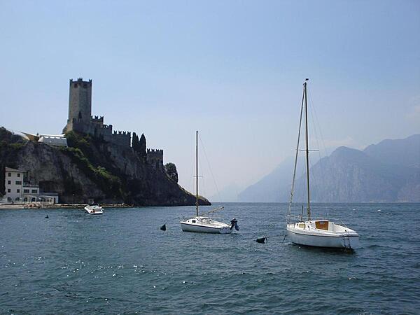 Castello Scaligero, which has 13th century fortifications and an even older medieval tower, was home to the della Scala family who ruled the region in the 13th century. An Etruscan tomb has been found in the castle walls.