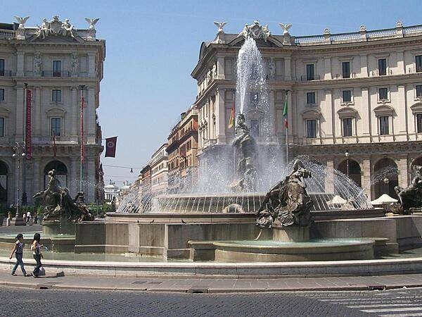 Piazza della Republica (Plaza of the Republic) looking down Via Nazionale in Rome. The Fountain of the Naiads was construced in 1901.