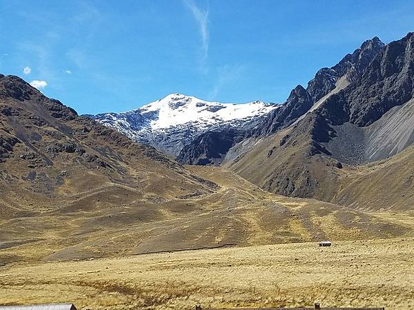 This site at La Raya is the highest point on the road from Cusco to Puno at 4,325 m. The snow-covered high Andes may be seen in the distance.