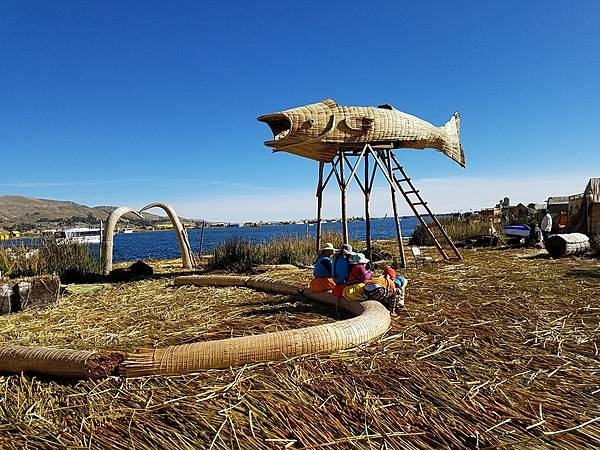 There are many floating islands on the lake. The residents construct figures made of reeds to attract visitors.