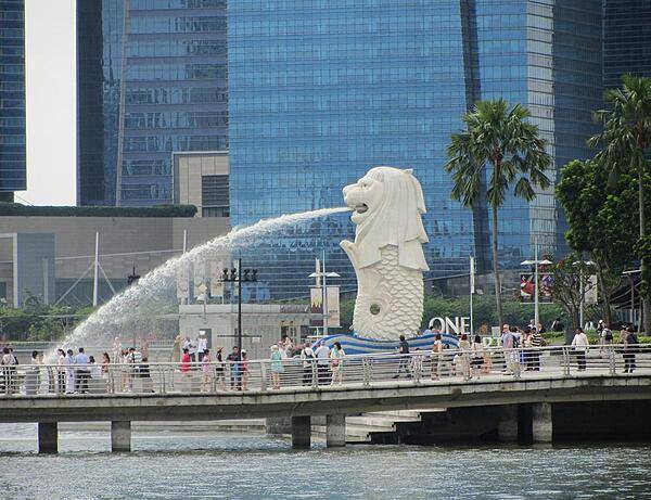 The larger of the two Merlions (half fish-half lion) on Marina Bay in Singapore stands at 8.6 meters and weighs 70 tons. The word "Sing" in Malay means lion; the city is often called "Lion City."
