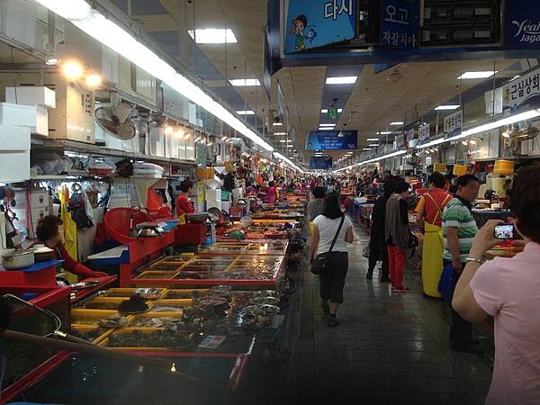 Jagalchi Fish Market is located on the edge of Nampo Port in Busan. Considered to be the largest fish market in South Korea, it is listed as one of the ten landmarks of Busan and attracts myriads of tourists who visit to shop.