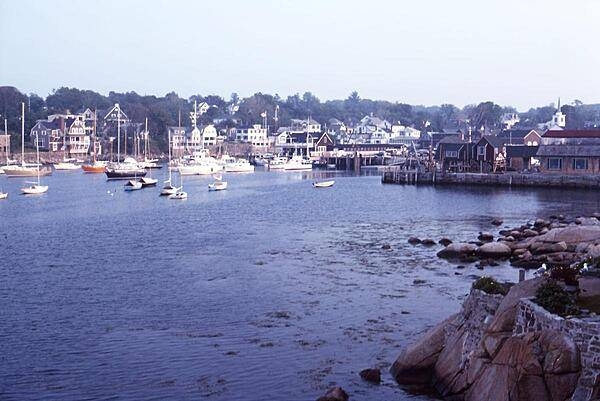 A view of Rockport, Massachusetts, some 40 km (25 mi) northeast of Boston, at the tip of the Cape Ann peninsula. First settled in the 17th century, the town's economy was long based on timber, fishing, and granite quarrying. Today it is a popular tourist site and artists colony.