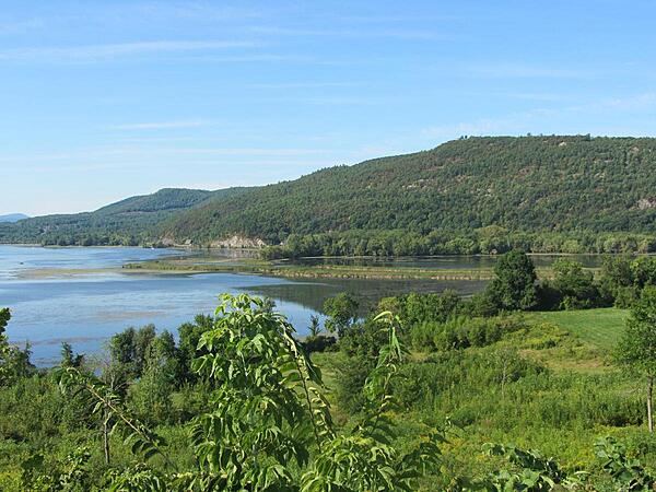 Mount Defiance in New York state on Lake Champlain overlooks Fort Ticonderoga 1.6 km (1 mi) to the southwest. British forces placed cannon on the 260 m (855 ft) hill forcing the American garrison to abandon the fort on 5 July 1777.